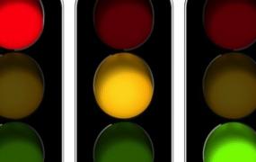 交叉路口的交通信号灯从左到右的顺序是