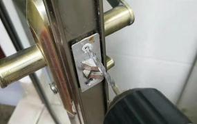 锁体拆卸图解,室内卫生间门把手怎么能卸下来？