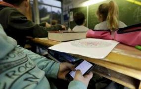 学生玩手机的十大好处,中小学生应不应该带手机进校园？