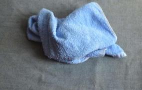 毛巾折叠小熊,怎样用毛巾折成新生儿的兔帽？