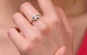 女人中指戴戒指是什么意思,女人中指带戒指什么意思？