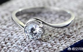 求婚戴在女生哪个手指,求婚戒指结婚以后该怎么戴？