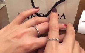 女生无名指戴戒指什么意思,女生两个无名指戴戒指什么意思？