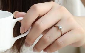求婚戒指买什么好,如何选择求婚戒指和结婚戒指？