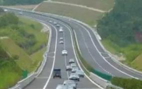高速公路开车技巧与禁忌(在高速公路上行驶需要注意什么)