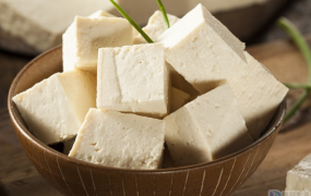 卤水豆腐和石膏豆腐有什么区别(石膏豆腐与卤水豆腐有何不同?(营养和口感))
