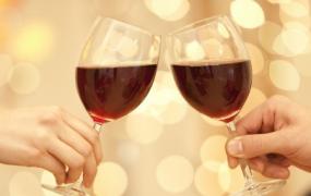 女人常喝红酒对身体有什么好处(女人喝红酒有哪些好处和坏处)