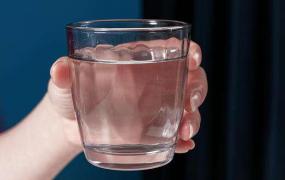 玻璃杯喝水对身体有害吗