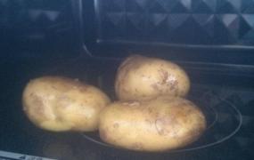 土豆放进微波炉需要多久