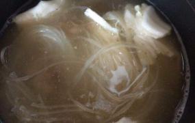 米粉高汤的熬制方法