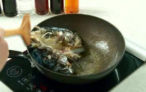 德国铁锅清炖鱼头汤做法