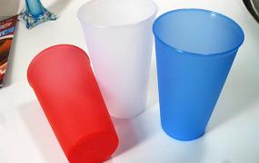 塑料水杯装冷水挑材质吗