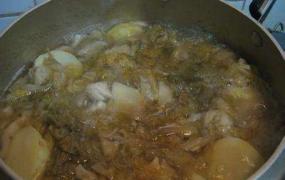 清水酸菜汤的做法