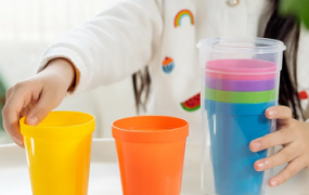 塑料婴儿水杯能装沸水吗