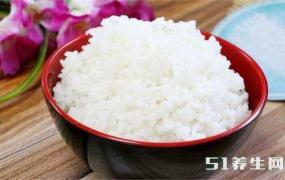 米饭蒸时间长了发黄能吃吗
